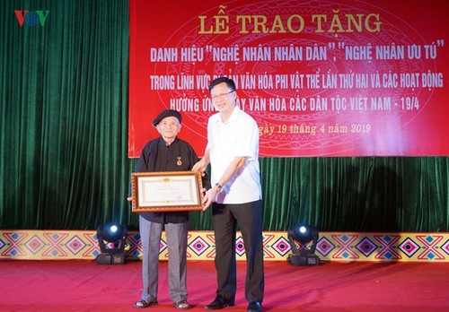 Hoang Hoa, Artesano del Pueblo empeñado en preservar la cultura étnica Tay y Nung - ảnh 1