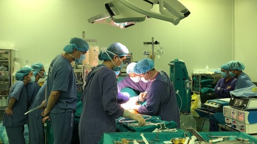 Vietnam realiza el primer trasplante combinado de hígado y riñón  - ảnh 1