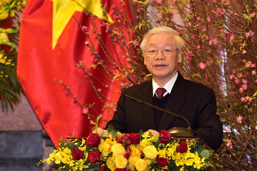 Máximo líder de Vietnam felicita a dirigentes y ex dirigentes del país en ocasión del Tet - ảnh 1