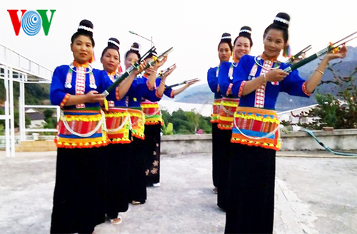 Lo Thi Pho, empeñada en preservar peculiaridades artísticas de su etnia - ảnh 2