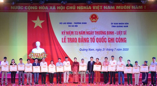 Presidenta del Parlamento de Vietnam honra a personas meritorias con la Patria - ảnh 2
