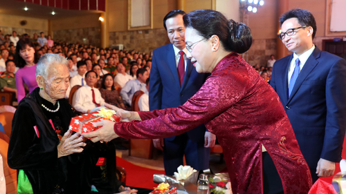 Presidenta del Parlamento de Vietnam honra a personas meritorias con la Patria - ảnh 1