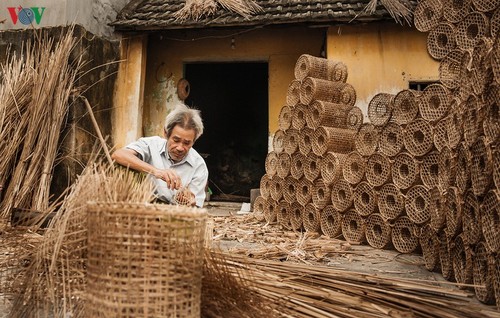 Preservan oficio tradicional de la aldea de pesca de Hung Hoc en el norte de Vietnam - ảnh 1
