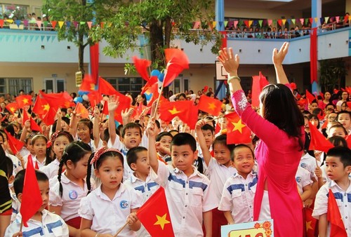 Máximo líder de Vietnam alienta al sector educativo en ocasión del nuevo año escolar - ảnh 1