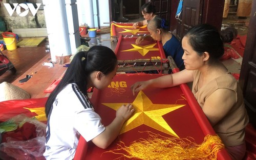 Tu Van, la aldea artesanal dedicada a la confección de la bandera nacional - ảnh 2