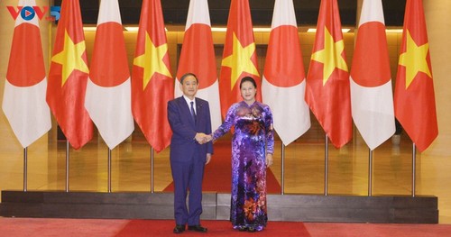 Presidenta del Parlamento vietnamita se reúne con Suga Yoshihide - ảnh 1