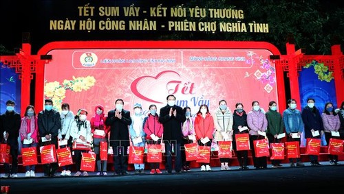 Gobiernos locales de Vietnam favorecen la vida espiritual y material de los obreros - ảnh 1