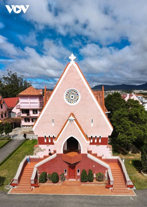 Descubrir la hermosa iglesia rosada en Da Lat - ảnh 3