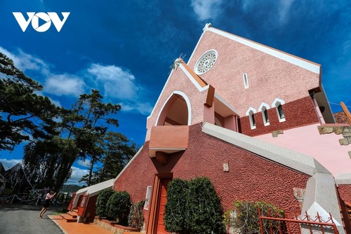 Descubrir la hermosa iglesia rosada en Da Lat - ảnh 8