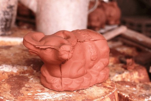 Binh Duong produce “búfalos” de cerámica para la fiesta del Tet - ảnh 6