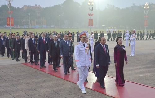 Delegados al XIII Congreso Nacional del Partido rinden homenaje al presidente Ho Chi Minh - ảnh 1