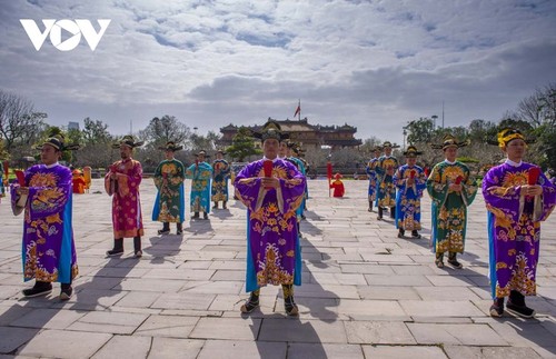 Reproducción del acto de​ adoración del primer día del Año Nuevo Lunar en Hue - ảnh 6