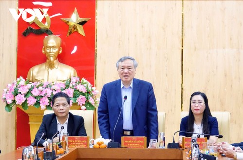 Líderes vietnamitas felicitan a las localidades con motivo del Tet - ảnh 1