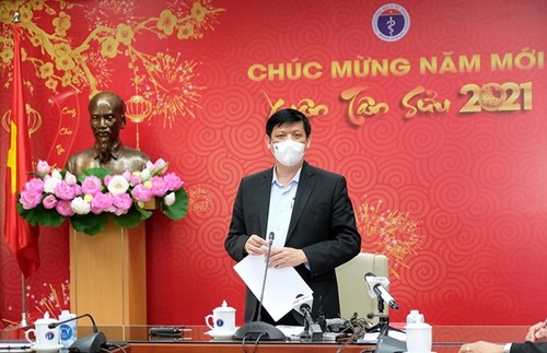 Localidades vietnamitas realizan pruebas médicas a gran escala para detectar casos positivos del nuevo coronavirus - ảnh 1