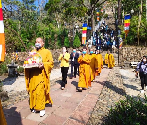 Monjes y creyentes budistas de Quang Ninh rezan por la paz - ảnh 1