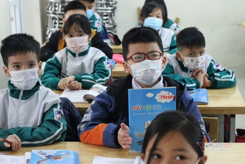 Los alumnos vietnamitas vuelven a la escuela con el cumplimiento de obligaciones antiepidémicas - ảnh 11