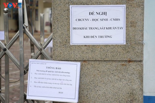Los alumnos vietnamitas vuelven a la escuela con el cumplimiento de obligaciones antiepidémicas - ảnh 12