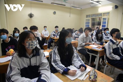Los alumnos vietnamitas vuelven a la escuela con el cumplimiento de obligaciones antiepidémicas - ảnh 13