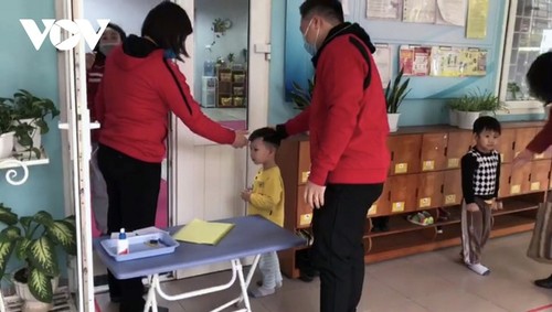 Los alumnos vietnamitas vuelven a la escuela con el cumplimiento de obligaciones antiepidémicas - ảnh 15