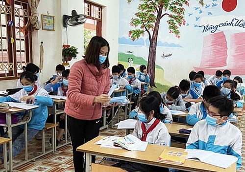 Los alumnos vietnamitas vuelven a la escuela con el cumplimiento de obligaciones antiepidémicas - ảnh 3