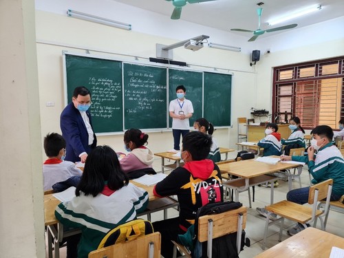 Los alumnos vietnamitas vuelven a la escuela con el cumplimiento de obligaciones antiepidémicas - ảnh 5