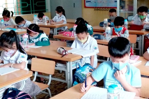 Los alumnos vietnamitas vuelven a la escuela con el cumplimiento de obligaciones antiepidémicas - ảnh 6