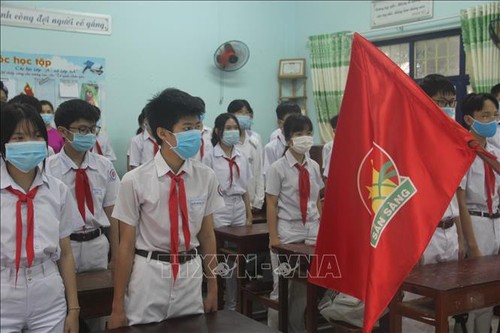 Los alumnos vietnamitas vuelven a la escuela con el cumplimiento de obligaciones antiepidémicas - ảnh 7