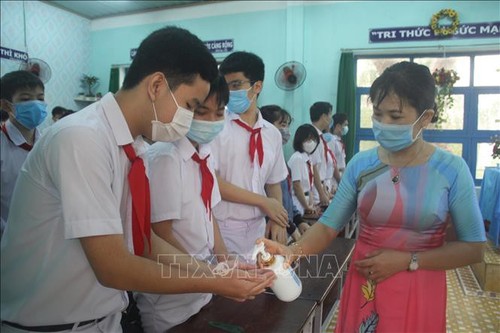 Los alumnos vietnamitas vuelven a la escuela con el cumplimiento de obligaciones antiepidémicas - ảnh 8