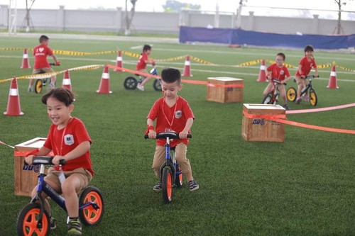La bicicleta de equilibrio: el nuevo deporte recreativo de los niños vietnamitas - ảnh 2
