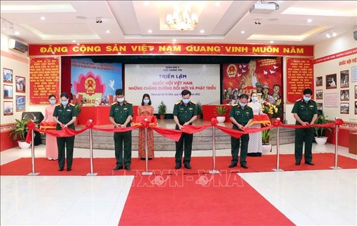 Inauguración de la exposición “Parlamento vietnamita- Nuevos caminos de renovación y desarrollo” - ảnh 1