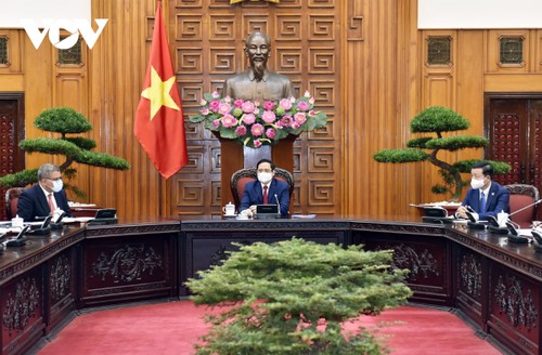 Primer ministro de Vietnam se reúne con el presidente de la Conferencia de COP-26 - ảnh 1