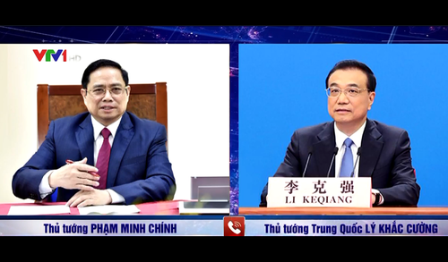 Premier vietnamita sostiene conversación telefónica con el secretario del Partido en el Consejo de Estado de China - ảnh 1