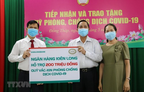 Vietnamitas continúan aportando al Fondo de Vacunas contra el coronavirus - ảnh 1