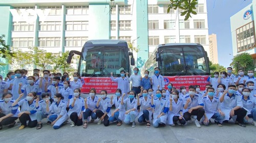 Profesionales médicos de Da Nang brindan ayuda a la provincia de Phu Yen en su lucha contra el coronavirus - ảnh 1