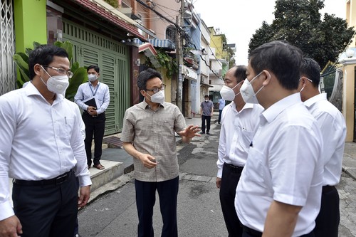 Vicepremier Vu Duc Dam orienta la lucha anti-coronavirus en Ciudad Ho Chi Minh - ảnh 1
