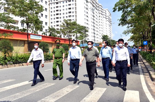 Premier vietnamita revisa el control del covid-19 en Ciudad Ho Chi Minh - ảnh 1