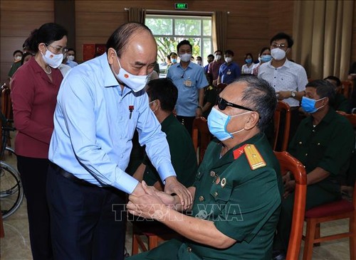 Presidente vietnamita visita en Ha Nam a personas meritorias patrióticas  - ảnh 1