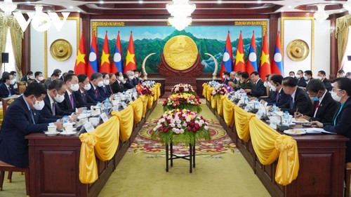 El presidente vietnamita comienza su visita oficial a Laos - ảnh 1