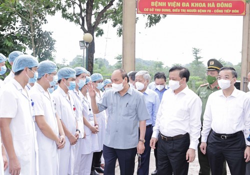 El presidente vietnamita visita las fuerzas anti-epidémicas de primera línea en Hanói - ảnh 1