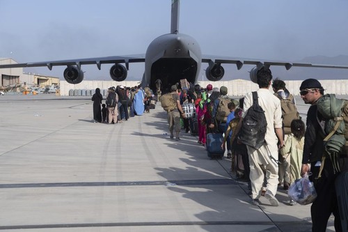 Más de 4 mil estadounidenses evacuados de Afganistán hasta el momento - ảnh 1