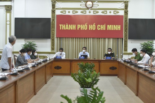 Vicepremier Vu Duc Dam exige enviar paquetes de asistencia en Ciudad Ho Chi Minh - ảnh 1