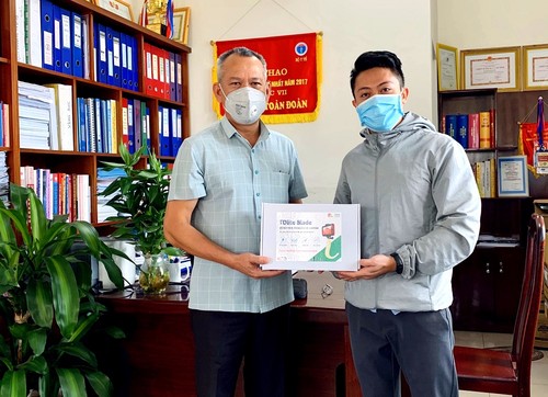 Nguyen Hong Duc, creador del videolaringoscopio para los pacientes del covid-19 - ảnh 2