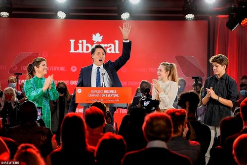 Primer ministro vietnamita felicita a su homólogo canadiense por su reelección - ảnh 1