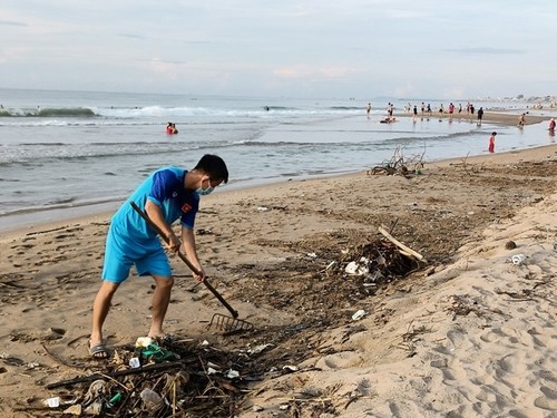Trabajo voluntario por mantener limpia y hermosa la playa de Doi Duong - ảnh 2