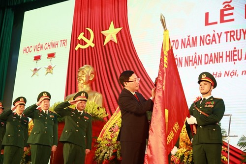 Academia Política del Ministerio de Defensa condecorada con el título de Héroe de las Fuerzas Armadas del Pueblo - ảnh 1