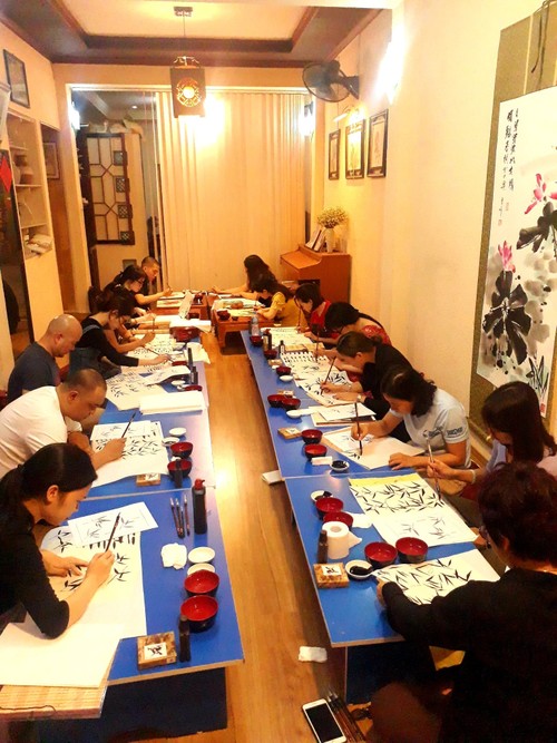 La clase “Arte San Long” contribuye a preservar la pintura de tinta tradicional en Vietnam - ảnh 2