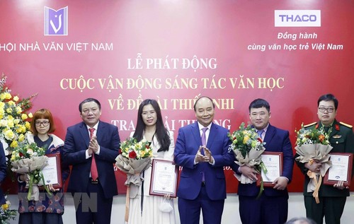 Presidente Nguyen Xuan Phuc asiste al acto de movilización de creaciones literarias sobre los niños - ảnh 1