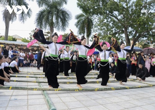 La danza Xoe de los Thai - ảnh 2