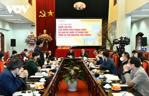 Presentan el libro “La confianza y el amor de vietnamitas y amigos internacionales al secretario general del PCV - ảnh 1