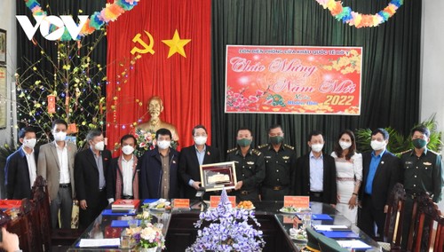 Líderes vietnamitas continúan actividades solidarias para la población en vísperas del Tet 2022 - ảnh 1